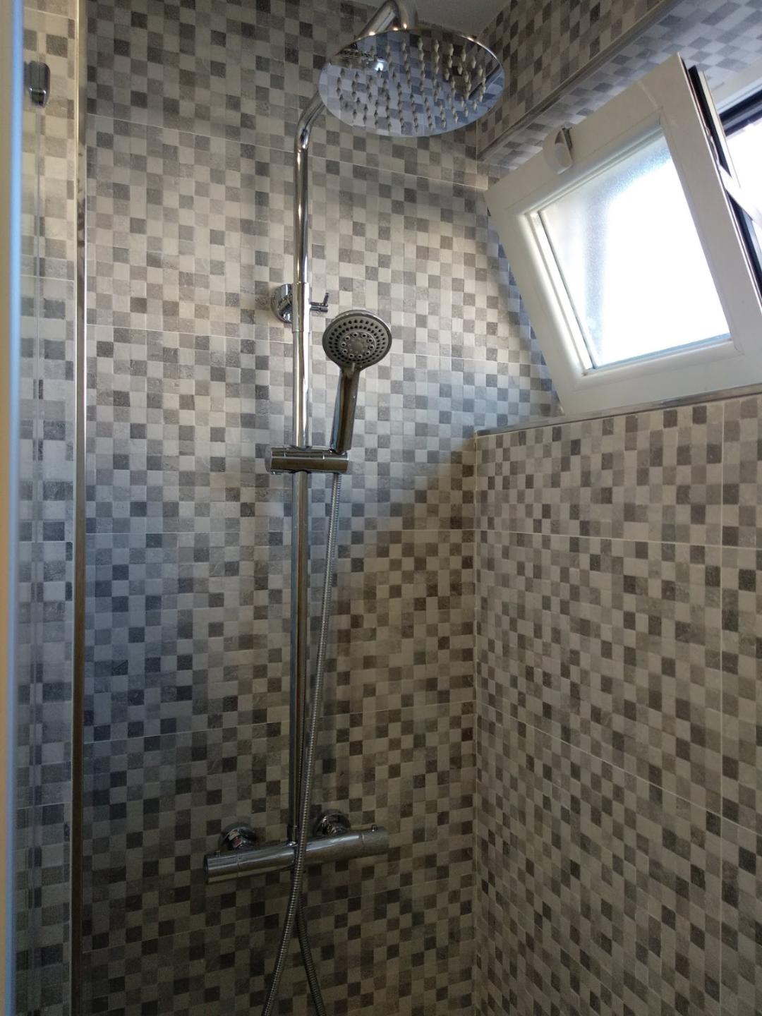 Construcciones Adrian: Alicatado de pared dentro de la ducha